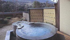 Zona de baños termales con vista a un paisaje montañoso.