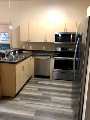 雪櫃、微波爐、焗爐、爐具