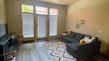 Een televisie en een kantoor