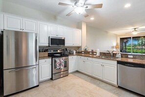 Fridge, microwave, oven, stovetop - Golf Cart Included, Golf Clubs Included, New Waterfall countertops (Naples)