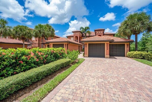 Exterior - Golf Cart Included, Golf Clubs Included, New Waterfall countertops (Naples)