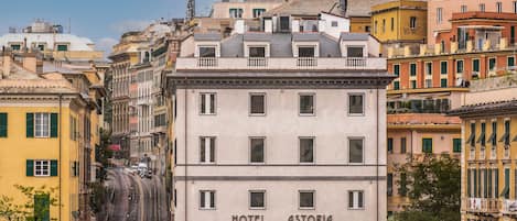 A multi-story building with the sign "HOTEL ASTORIA" on the facade.