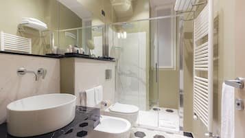 Une salle de bain moderne avec un grand lavabo ovale, des toilettes et une douche à parois de verre.