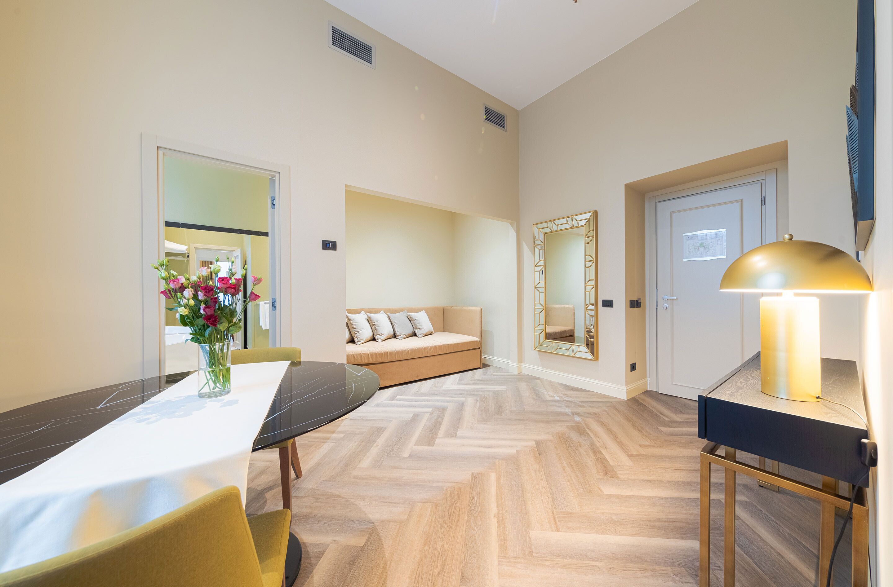 Luxury-Vierbettzimmer | Minibar, Zimmersafe, Schreibtisch, schallisolierte Zimmer