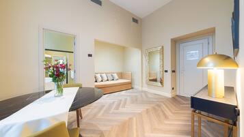 Luxury-Vierbettzimmer | Minibar, Zimmersafe, Schreibtisch, schallisolierte Zimmer