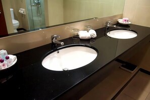 Bathroom - Hotel Royal Singapore (Singapore)