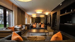 Un salon moderne comprenant un canapé, une table basse et une cheminée.