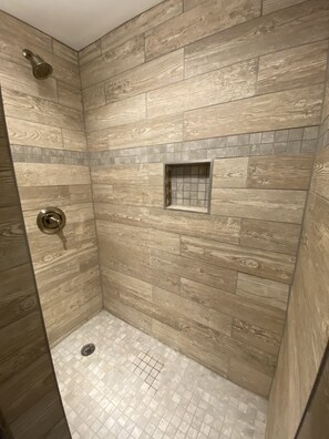 Shower, hair dryer, towels, toilet paper - PENTHOUSE VIEWS, WESTFACING UNIT BREATHTAKING SUNSETS (Panama City Beach)
