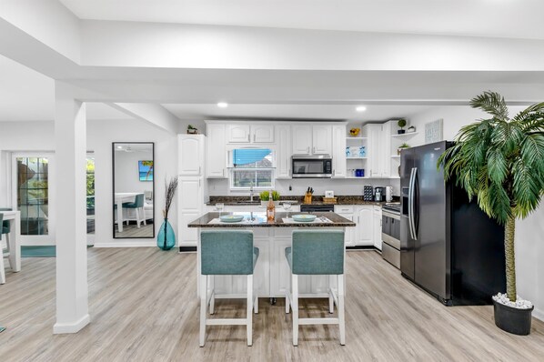 Jääkaappi, mikroaaltouuni, uuni, liesi