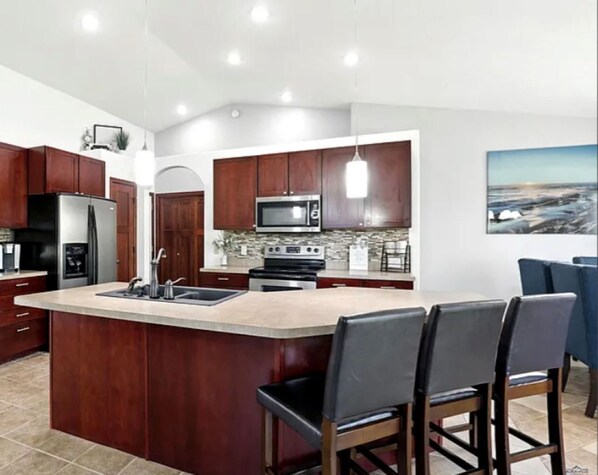 Een koelkast, een magnetron, een oven, een kookplaat