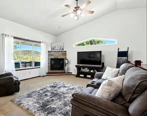 Een smart-tv, een open haard, een computerscherm en een printer