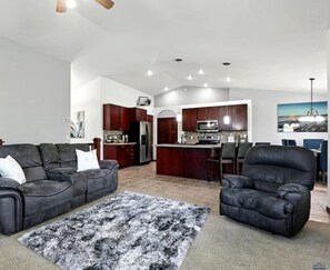 Een smart-tv, een open haard, een computerscherm en een printer