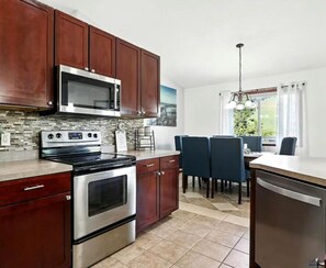 Geladeira, micro-ondas, fogão, cooktop