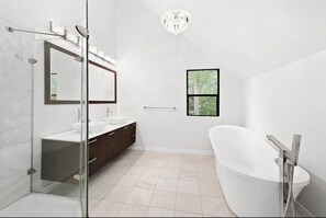 Badewanne, Seife, Toilettenpapier