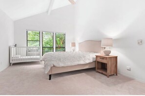 4 bedrooms, desk, travel cot, free WiFi