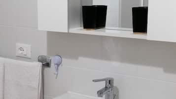 Douche, sĂšche-cheveux, bidet, serviettes fournies