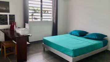 3 habitaciones, escritorio, tabla de planchar con plancha y wifi gratis