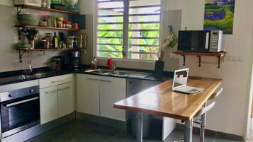 Wasserkocher mit Kaffee-/Teezubehör, Kühlschrank, Mikrowelle, Ofen