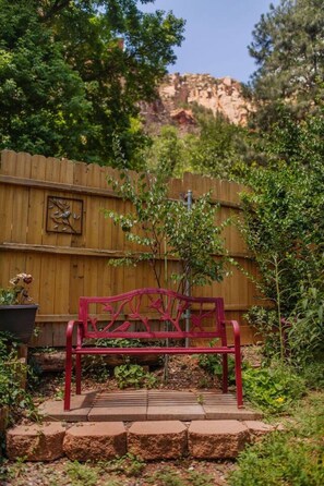 Property grounds - Honeysuckle - Rustic cabin for 2 in Oak Creek Canyon (Sedona)