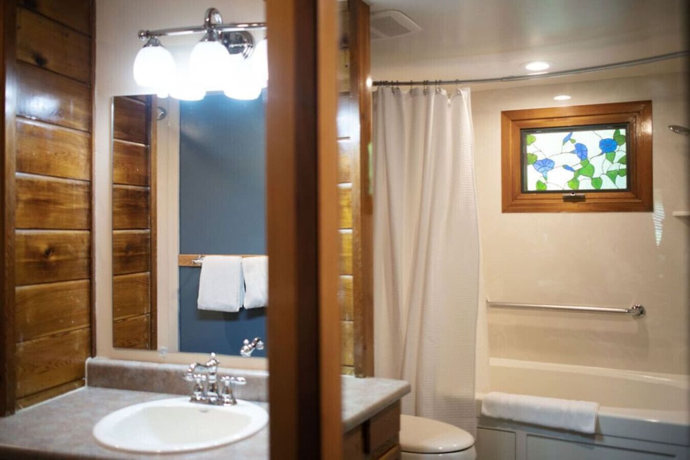 Sèche-cheveux, serviettes fournies