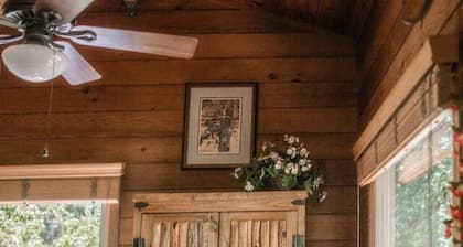 Morning Glory - Rustic cabin for 2 in Oak Creek Canyon