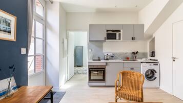 Coffee/tea maker, fridge, microwave, oven