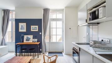 Fridge, microwave, oven, coffee/tea maker