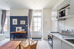 Fridge, microwave, oven, coffee/tea maker