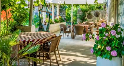 Double bed room, 500 year old guesthouse with pool