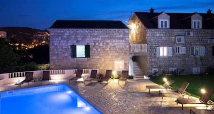 Double bed room, 500 year old guesthouse with pool