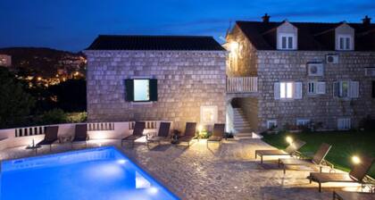 Twin bed room, 500 year old guesthouse with pool