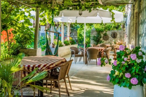 Twin bed room, 500 year old guesthouse with pool