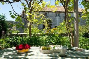 Outdoor dining - Twin bed room, 500 year old guesthouse with pool (Dubrovnik)