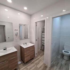 Bathroom - Hostal Las Fronteras (Torrejón de Ardoz)