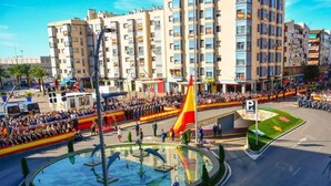 A public square with a fountain, a crowd, and a flag. - Hostal Las Fronteras (Torrejón de Ardoz)