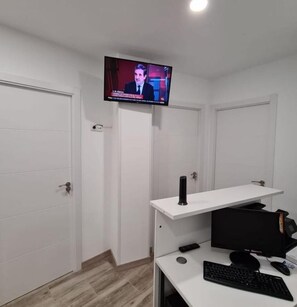 Standard Twin Room, Shared Bathroom | Reception - Hostal Las Fronteras (Torrejón de Ardoz)