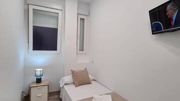 Habitació individual estàndard, 1 llit individual, bany compartit | Wifi gratuïta i roba de llit