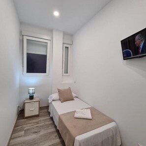 Standard Single Room, 1 Single Bed, Shared Bathroom | Free WiFi, bed sheets - Hostal Las Fronteras (Torrejón de Ardoz)