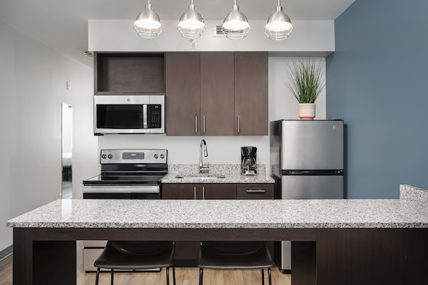 Full-size fridge, microwave, oven, stovetop