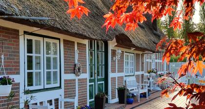 Ein gemütliches familiengeführtes Ferienhaus mit viel Platz unter einem Reetdach