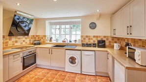 House | Private kitchen | Fridge, microwave, oven, stovetop - Heron Cottage (Pickering)