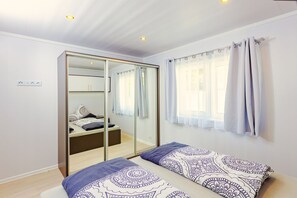 3 bedrooms, iron/ironing board, travel crib, free WiFi