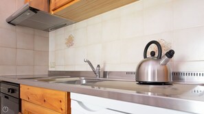 Frigorífico, microondas, horno y cafetera o tetera