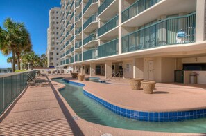 Alberca techada y alberca al aire libre