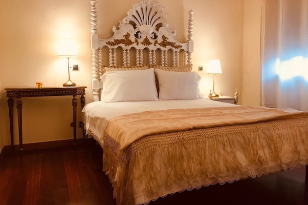 quarto com varanda e vistas para o bom jesus e sameiro.