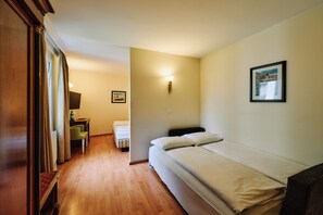 Ropa de cama hipoalergénica, caja fuerte, escritorio