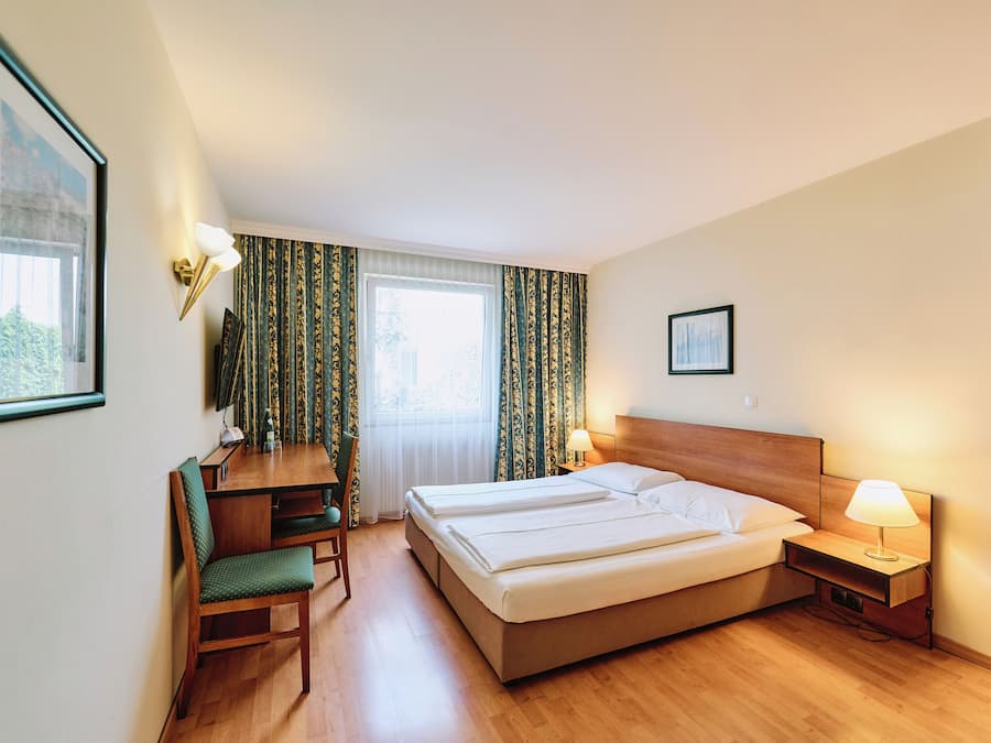 Hypo-allergenic bedding, in-room safe, desk, laptop workspace