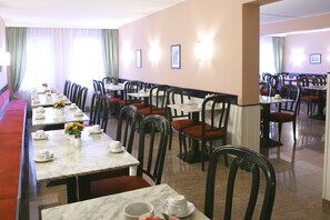 Desayuno bufé gratuito y diario