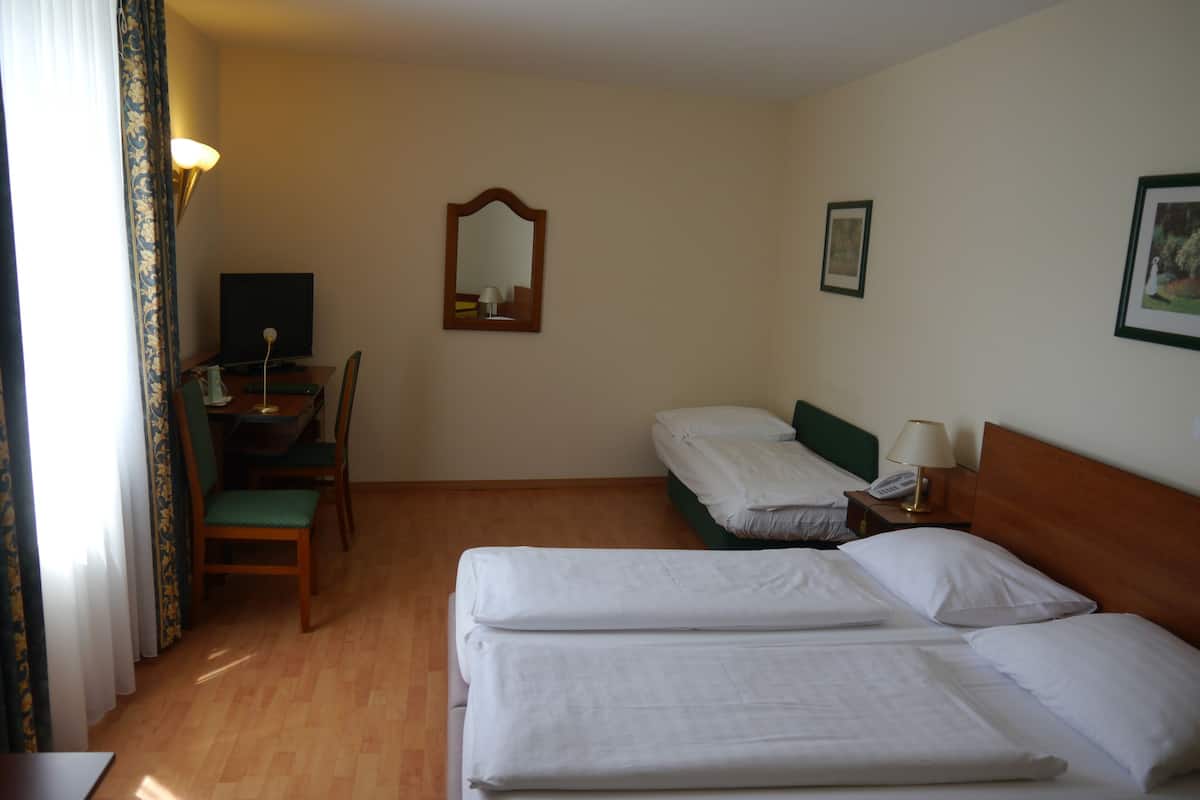 Triple Room | Hypo-allergenic bedding, in-room safe, desk, laptop workspace