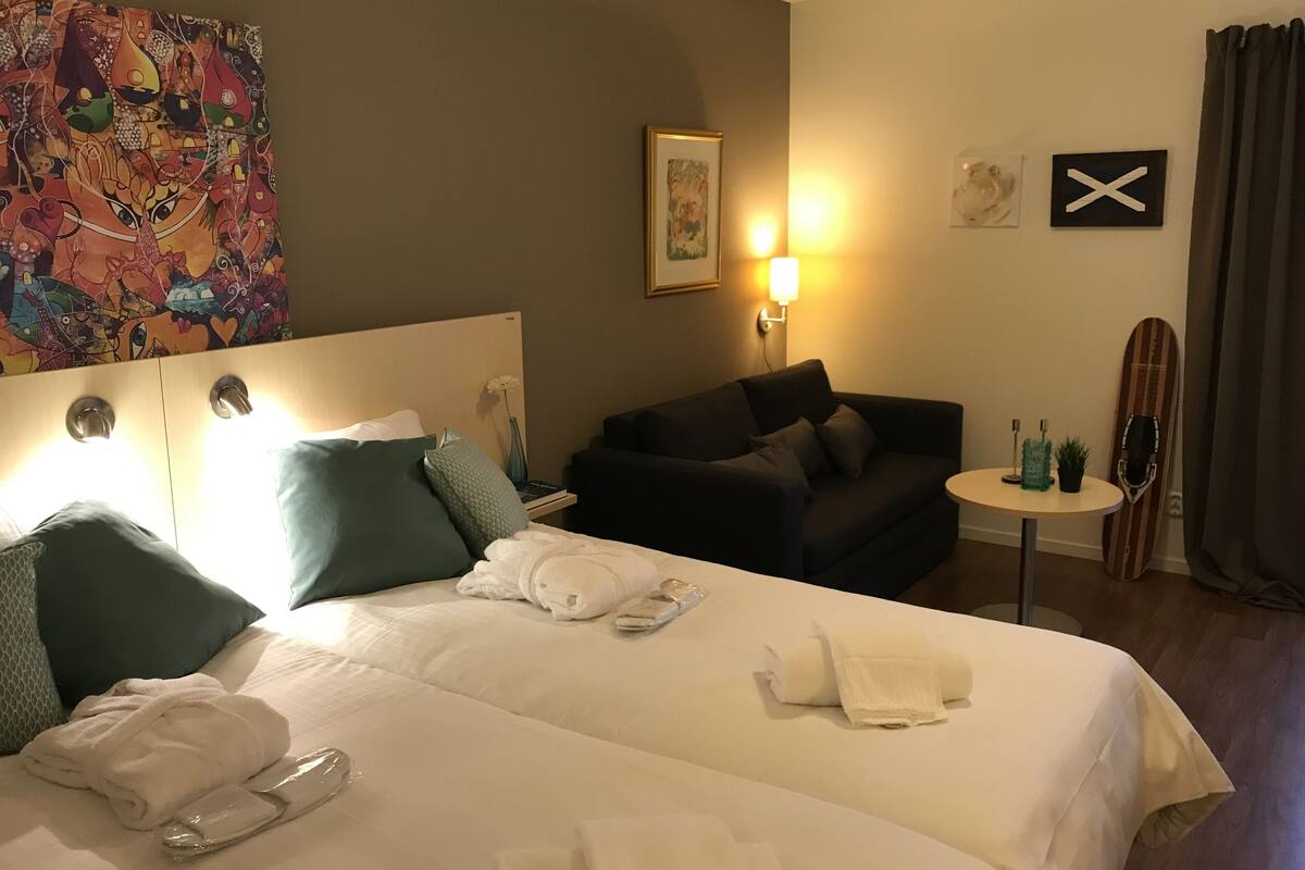 Habitación doble Deluxe | Escritorio, insonorización, wifi gratis y ropa de cama